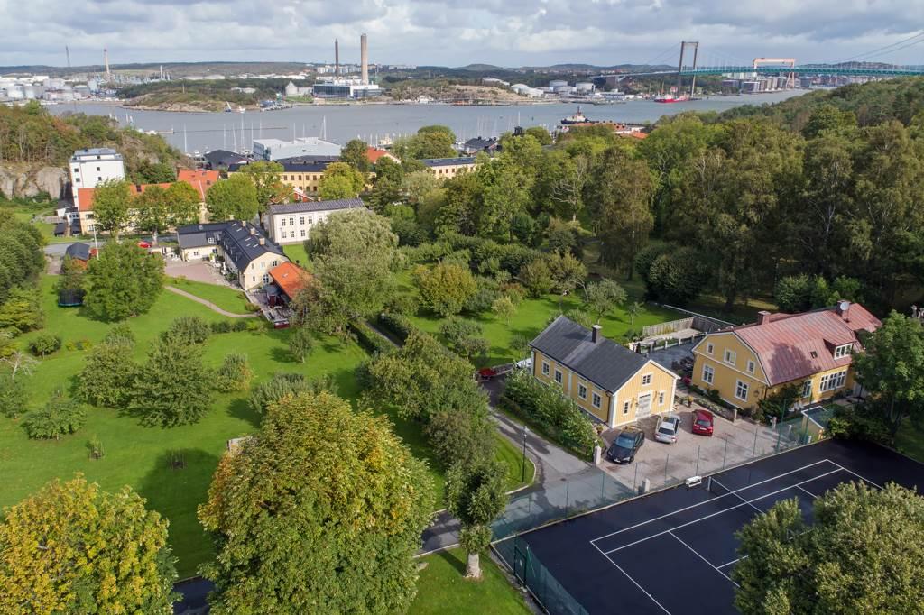 Få förunnat att ha tillgång till tennisbana, lekplats och fruktträdgård