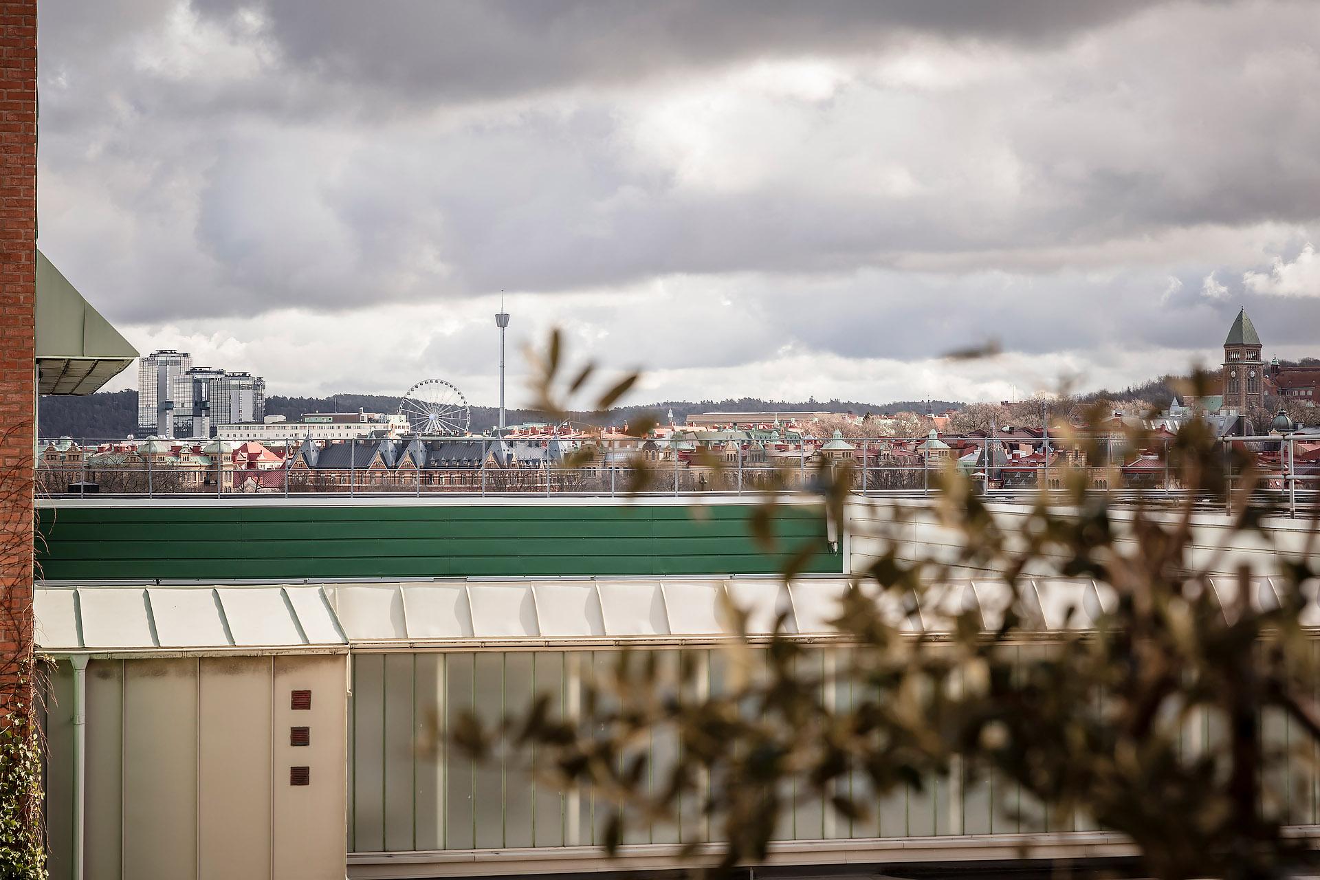 Utsikt och himmel och en rofylld miljö mot innergården