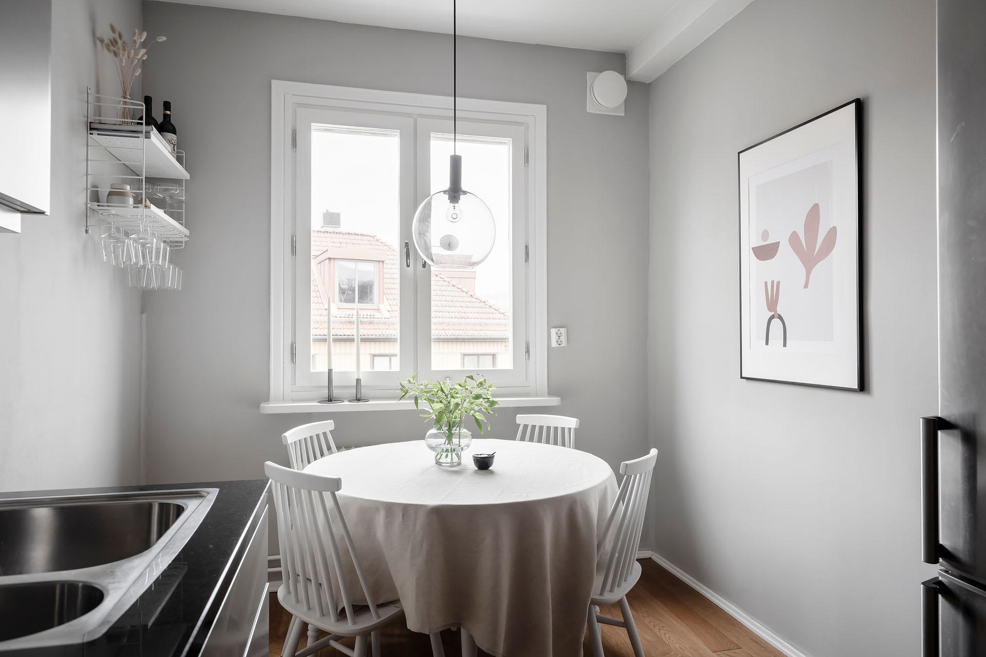 Framför fönstret är en perfekt plats för matgruppen
