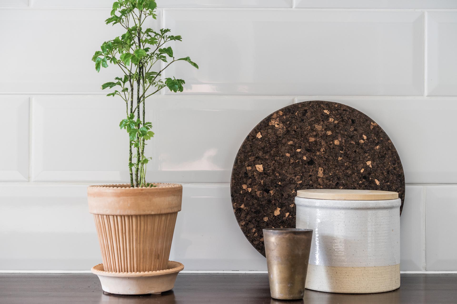 Vitt kakel med fasade kanter och mörkbetsad bänkskiva