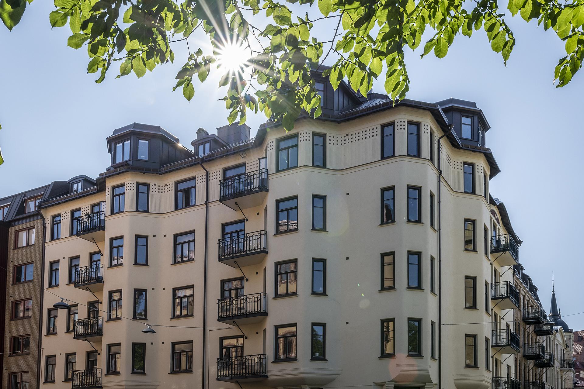 Högt upp på hörnet där solen skiner